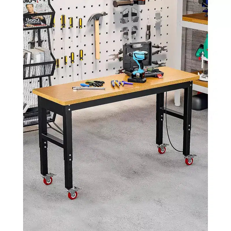 Établi de garage réglable en hauteur de 60 po avec plateau en bois massif, capacité de 2200 lb, prises de courant et pieds antidérapants, robuste