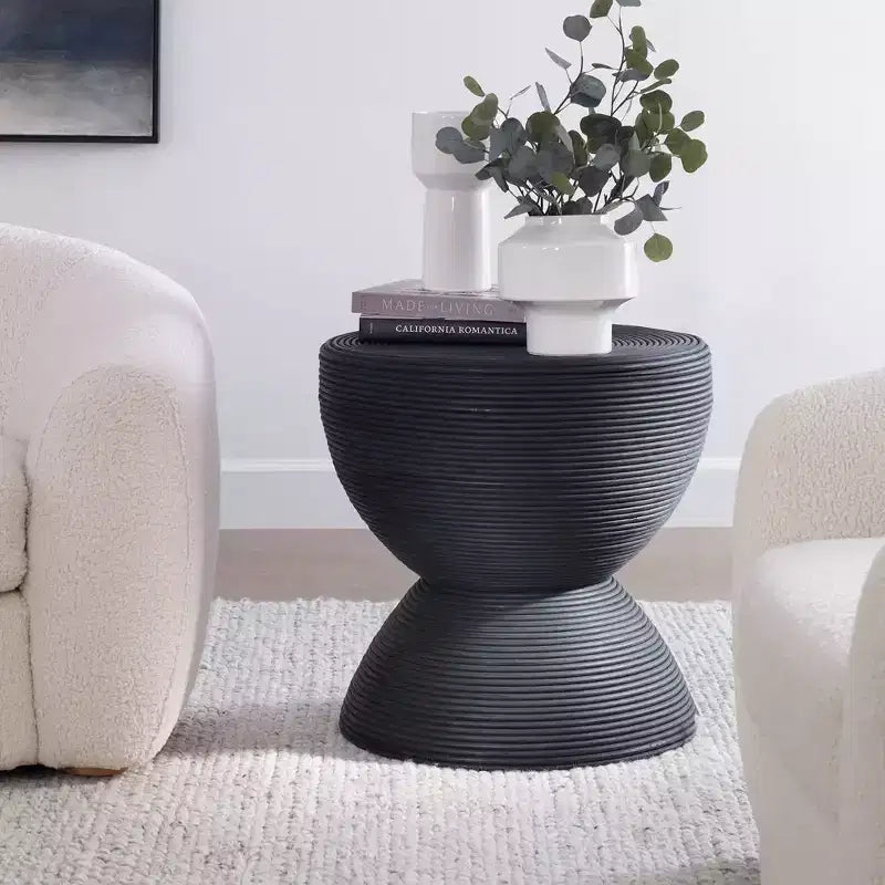 Table d'appoint ronde en rotin noir teinté, largeur 22 po
